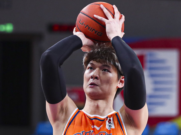 斗球体育直播-上海13战12胜:超广东升联赛第二 王哲林梦游仍大胜剑指冲冠