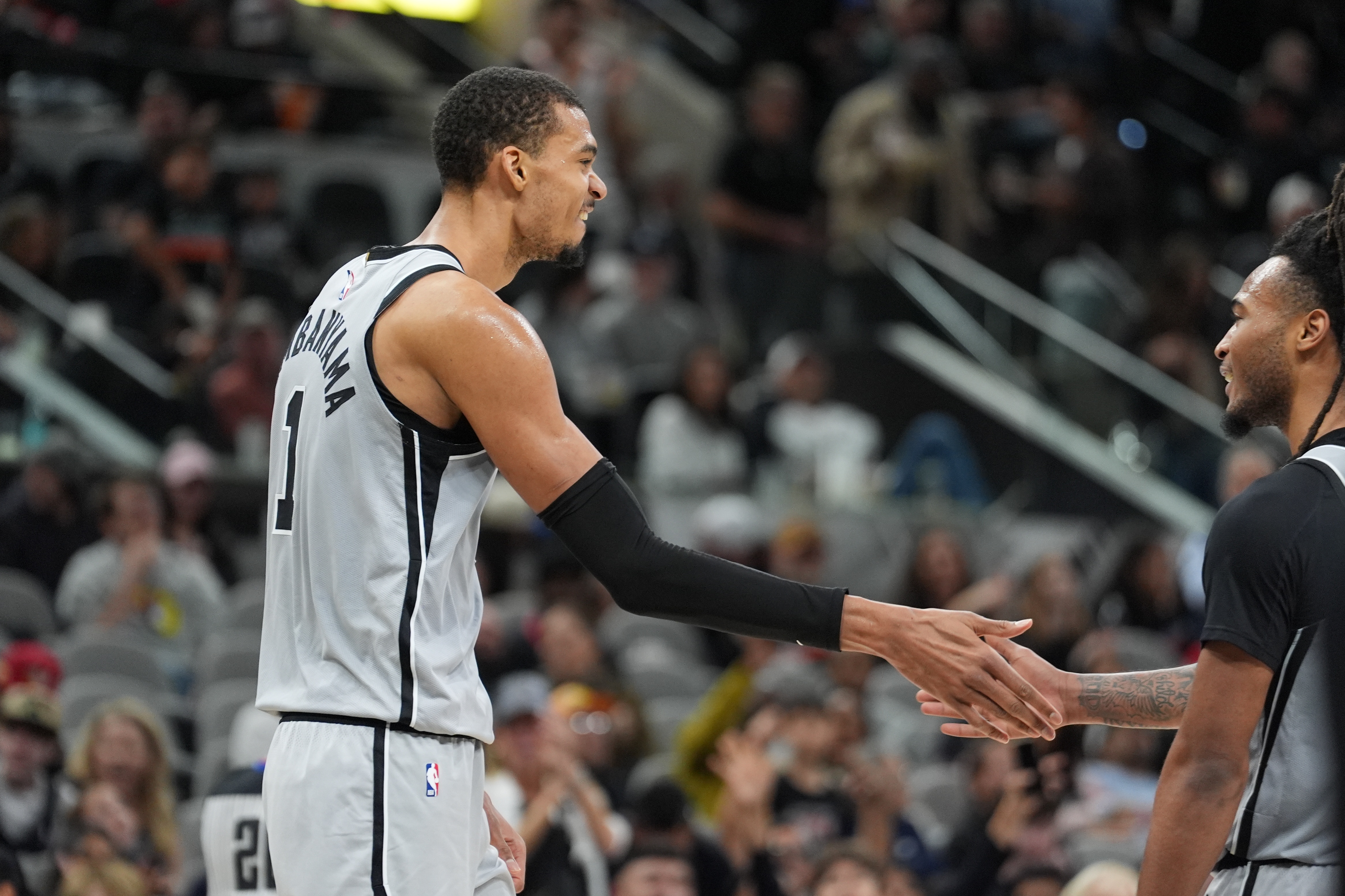 斗球体育官网-米奇：文班移动&amp;防守站位都很好 他看起来状态很不错